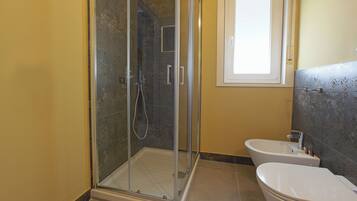 Deluxe Double Room, Private Bathroom | Bathroom | Shower, free toiletries, hair dryer, bidet