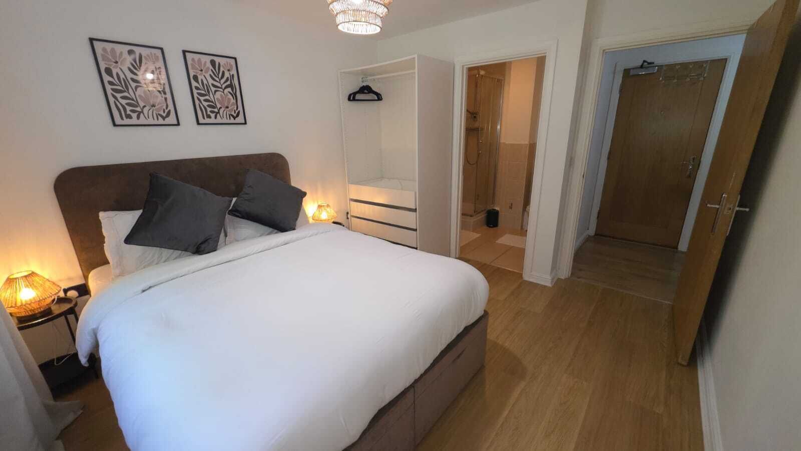 2 bedrooms, desk, iron/ironing board, travel crib