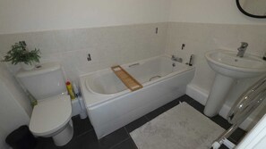 Dusche, Haartrockner, Handtücher, Shampoo