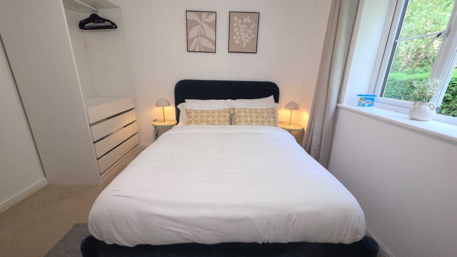 2 Schlafzimmer, Schreibtisch, Bügeleisen/Bügelbrett, Reisekinderbett