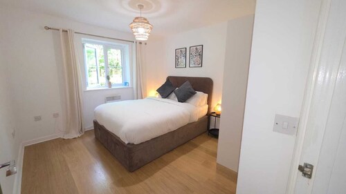 Modern Ground Flat 2 Beds and 2 Sofa Beds