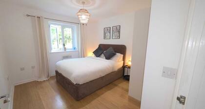 Modern Ground Flat 2 Beds and 2 Sofa Beds