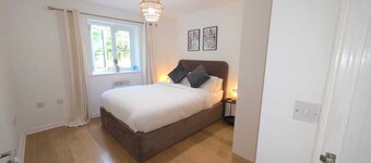 Modern Ground Flat 2 Beds and 2 Sofa Beds