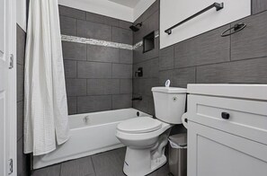 Hair dryer, towels, toilet paper - Modern St. Louis Retreat – Near Downtown & Soulard (St. Louis)