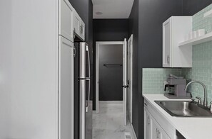 Private kitchen - Modern St. Louis Retreat – Near Downtown & Soulard (St. Louis)