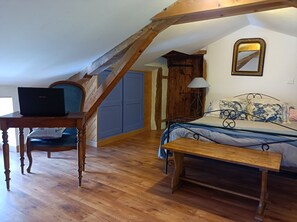 Iron/ironing board, WiFi, bed sheets