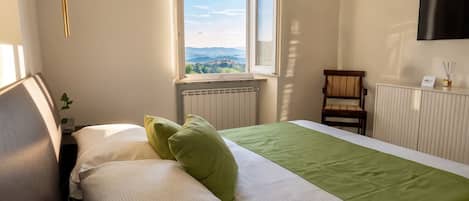 Tabla de planchar con plancha, wifi, ropa de cama