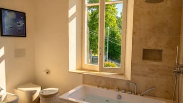 Baignoire à jets, sèche-cheveux, bidet, serviettes fournies