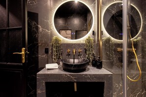 Douche, sèche-cheveux, serviettes fournies, savon