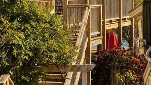 Ein Holzhaus mit Balkon, Treppe und einem 'PRIVATE'-Schild.