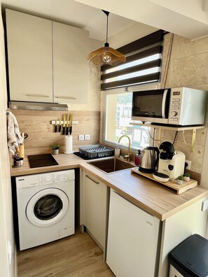 Private kitchen - Lovely renovated studio by the sea (menton)