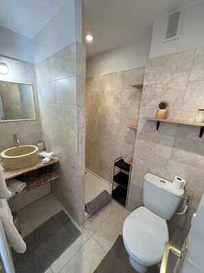 Shower, hair dryer, towels, soap - Lovely renovated studio by the sea (menton)