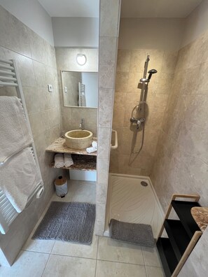 Shower, hair dryer, towels, soap - Lovely renovated studio by the sea (menton)
