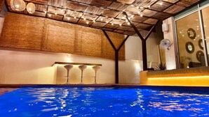 A swimming pool with a wooden ceiling and bar area. - Villa & Pool Cascada - Tequesquitengo Lake View (Tequesquitengo)