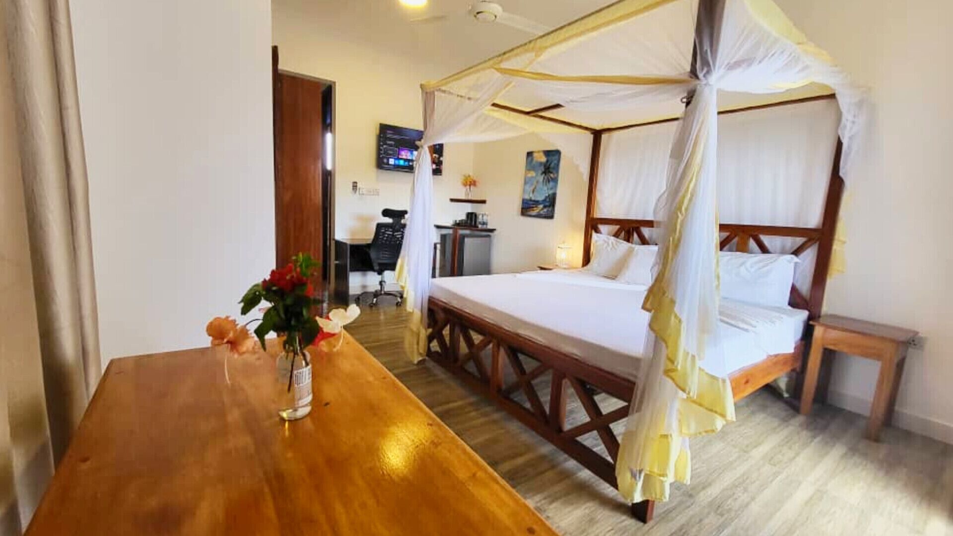 Chambre Double Deluxe, balcon, vue piscine | Literie hypoallergénique, minibar, décoration personnalisée, bureau