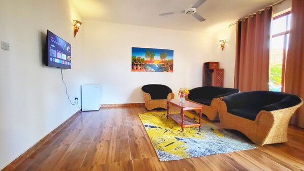 Appartement, balcon, vue sur la piscine | Aire de séjour | Téléviseur connecté, table de ping-pong, jouets, livres