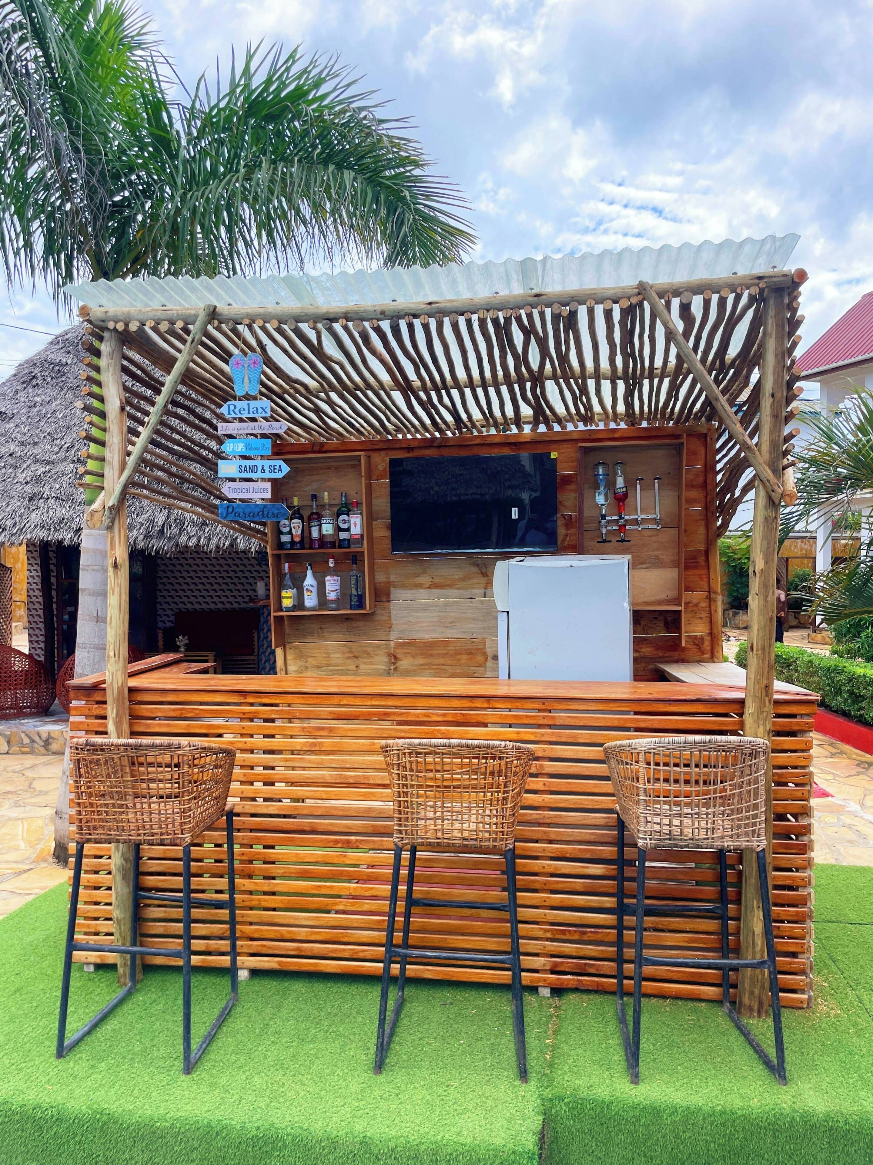 Swim-up bar