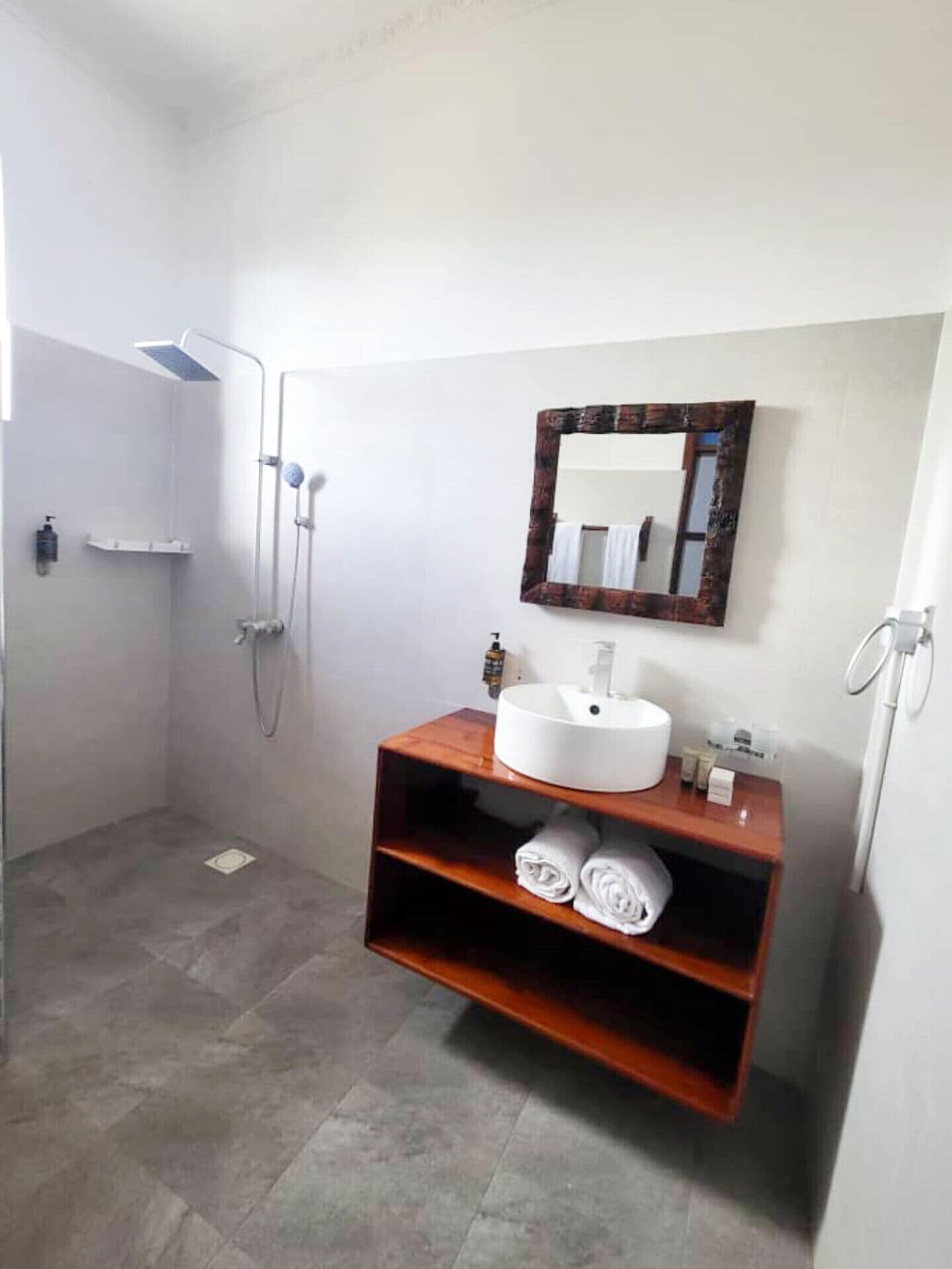 Kamar Double Deluks, balkon, pemandangan kolam renang | Kamar mandi | Shower, pancuran hujan,  dan perlengkapan kamar mandi ramah lingkungan