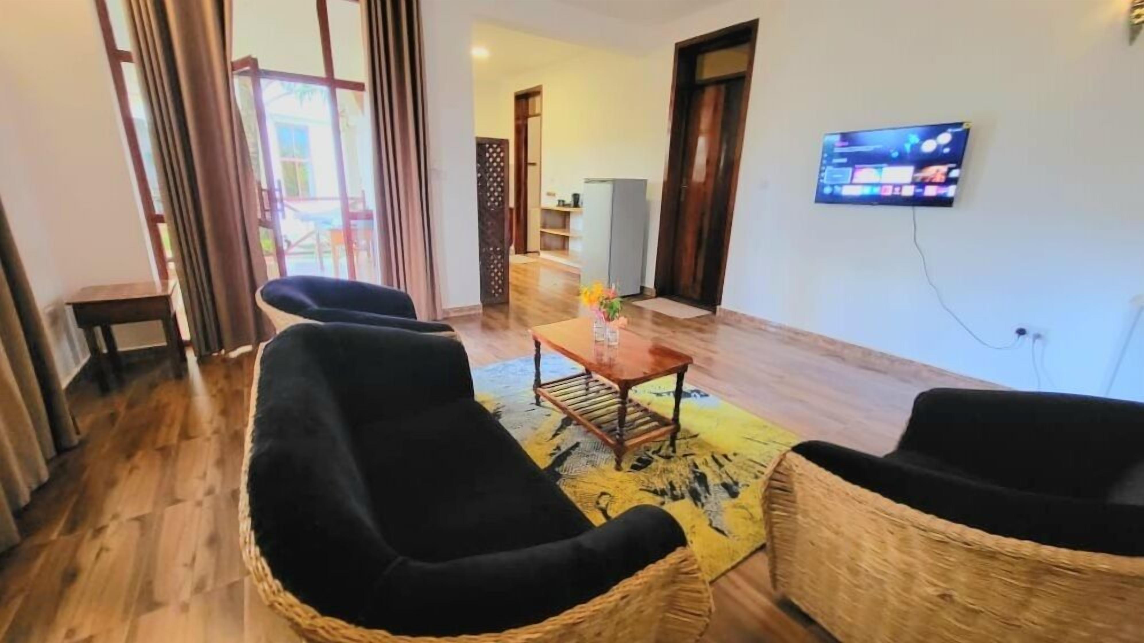 Appartement, balcon, vue piscine | Coin séjour | TV connectée, table de tennis de table, jouets, livres