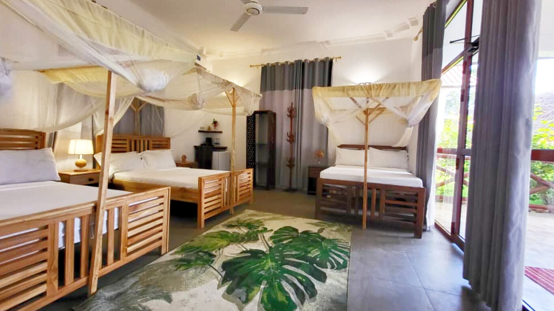 Chambre Triple Deluxe, balcon, vue piscine | Literie hypoallergénique, minibar, décoration personnalisée, bureau