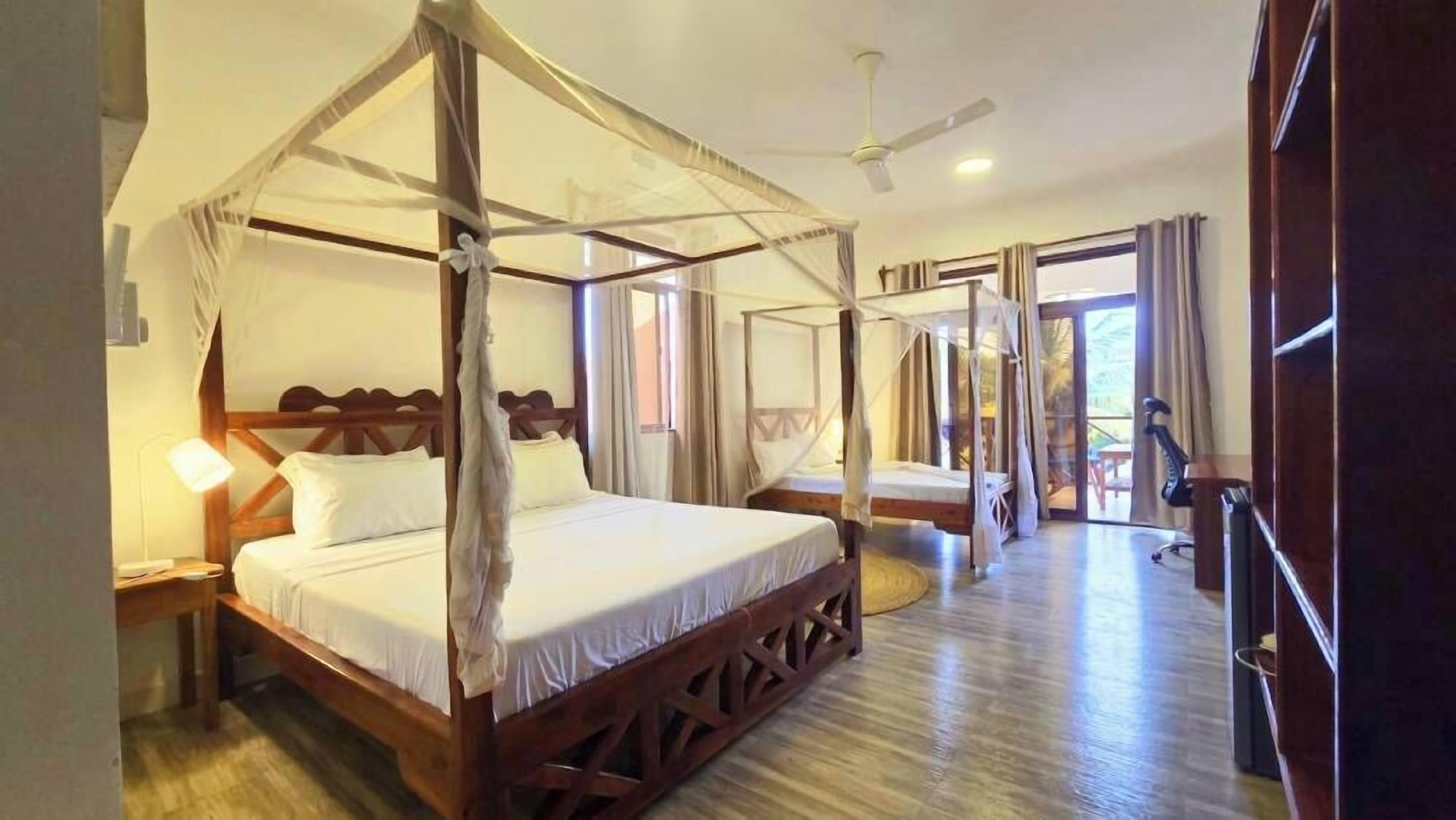 Camera Superior con letto matrimoniale o 2 letti singoli, balcone, vista piscina | Biancheria da letto ipoallergenica, minibar, con stile personalizzato
