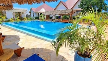 Piscine extérieure, parasols de plage, chaises longues