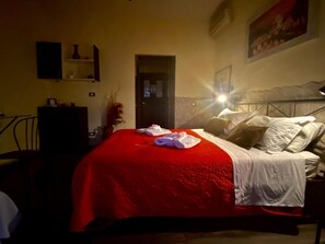 Chambre supérieure double, balcon, vue sur la ville | Coffre-fort, bureau, espace de travail pour ordinateurs portables