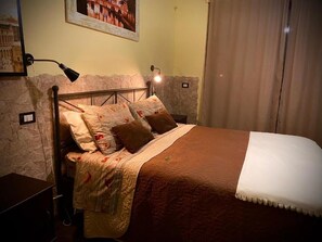 Chambre supérieure double, balcon, vue sur la ville | Coffre-fort, bureau, espace de travail pour ordinateurs portables