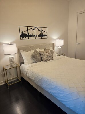 Room - Executive condoCN Tower| Leafs| Raptors| Harbourfront| Balcony (Toronto)