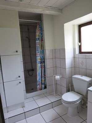 Sèche-cheveux, serviettes fournies, papier toilette