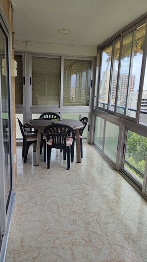 Dining - 10th floor, glazed terrace, 150m from Levante beach with parking and swimming pool. (Benidorm)