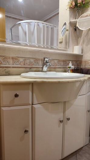 Shower, hair dryer, bidet, towels - 10th floor, glazed terrace, 150m from Levante beach with parking and swimming pool. (Benidorm)