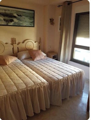 Iron/ironing board, free WiFi, bed sheets - 10th floor, glazed terrace, 150m from Levante beach with parking and swimming pool. (Benidorm)