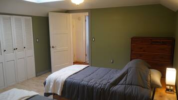 3 bedrooms, desk, iron/ironing board, travel crib