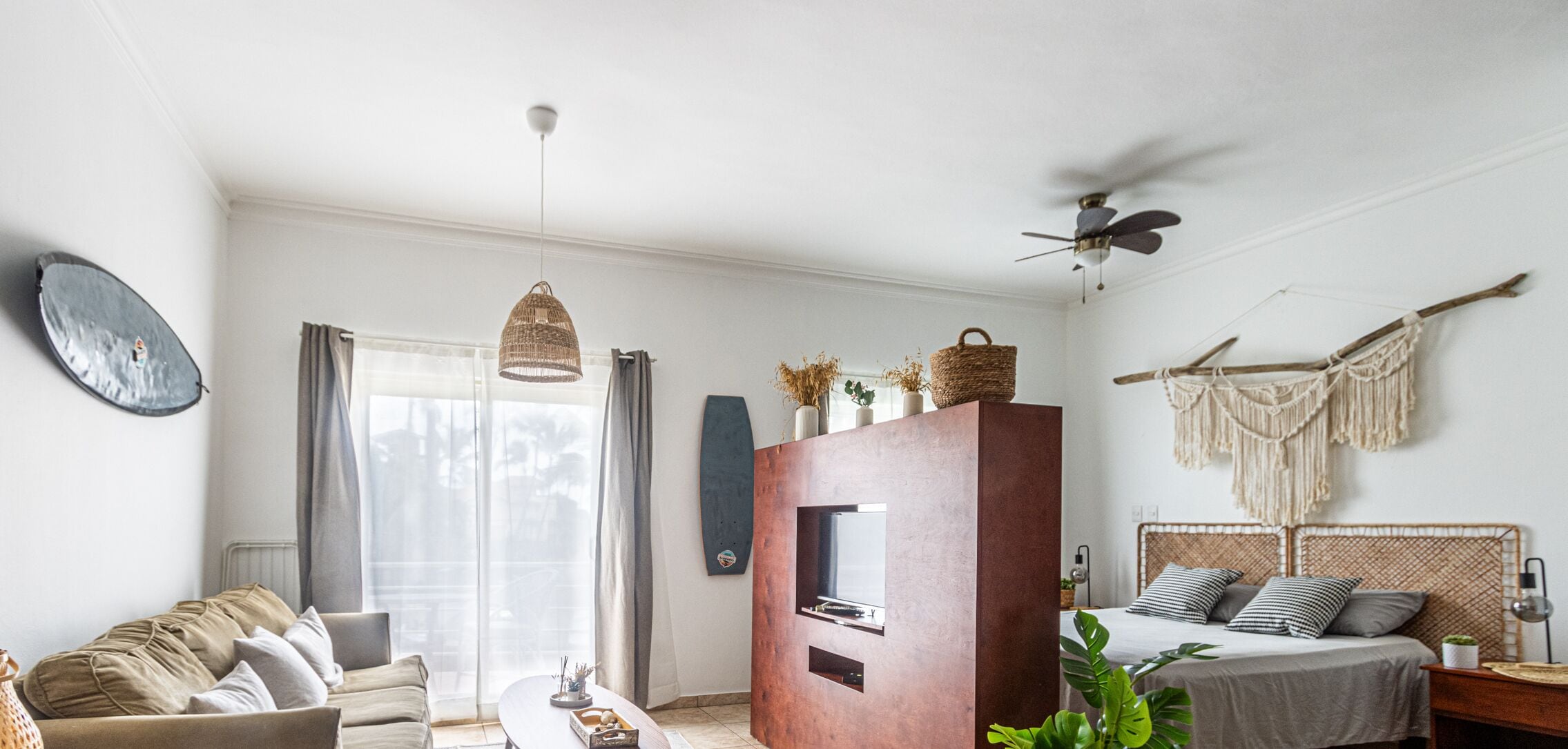 Apartamento, 1 quarto, sacada, vista para o jardim | Sala de estar | Livros