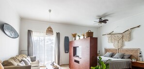 Apartamento, 1 quarto, sacada, vista para o jardim | Sala de estar | Livros