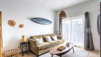 Apartment, 1 Bedroom, Balcony, Garden View | Living room | Books