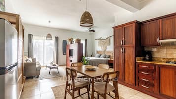 Apartment, 1 Bedroom, Balcony, Garden View | Dining room