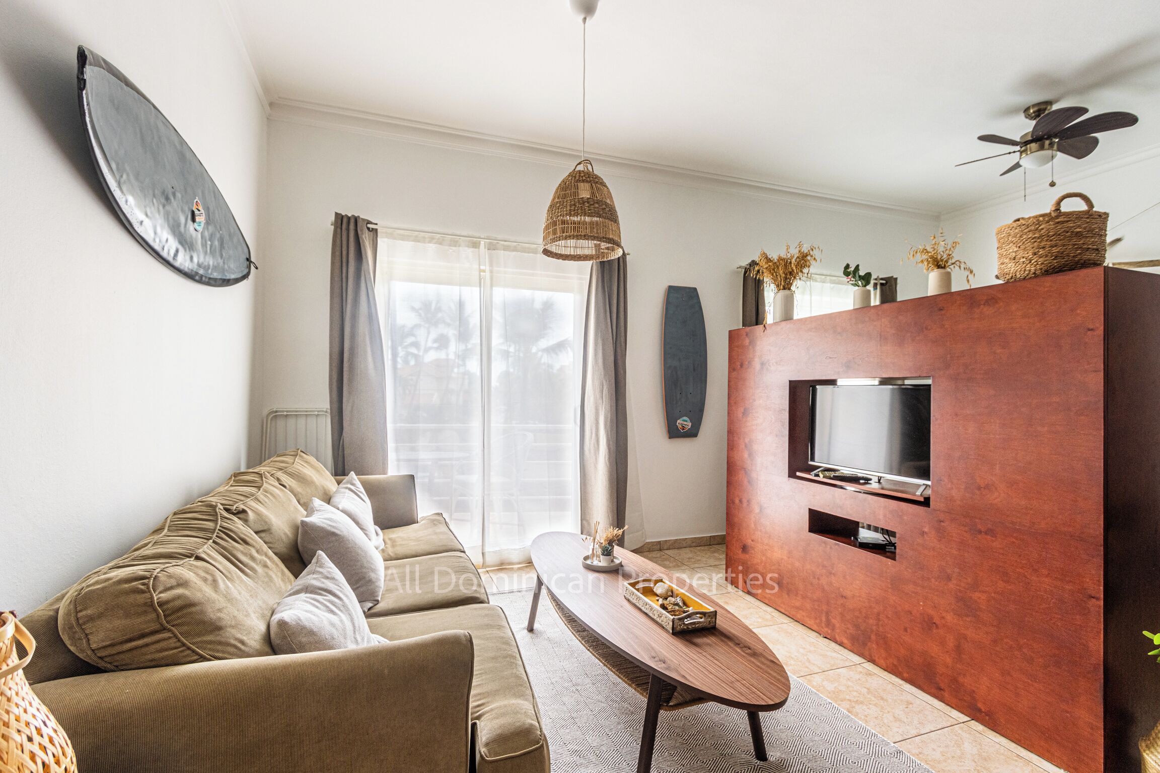 Apartment, 1 Bedroom, Balcony, Garden View | Living room | Books
