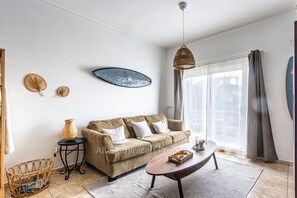 Apartamento, 1 quarto, sacada, vista para o jardim | Sala de estar | Livros