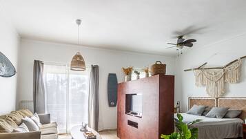 Apartment, 1 Bedroom, Balcony, Garden View | Living room | Books
