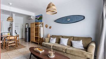 Apartment, 1 Bedroom, Balcony, Garden View | Living room | Books