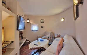 Smart-TV, Kamin, Bücher, Stereoanlage