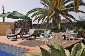 Outdoor dining - Large "Perla del Sol" estate with year-round heated swimming pool (Tazacorte)
