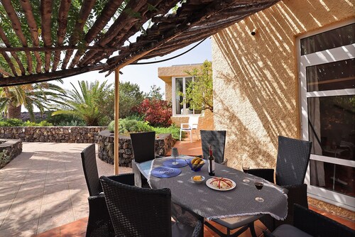 Large "Perla del Sol" estate with year-round heated swimming pool