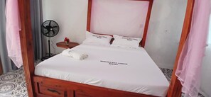 Egyptian cotton sheets, premium bedding, memory foam beds, desk - Ngalula Resort (Marereni)