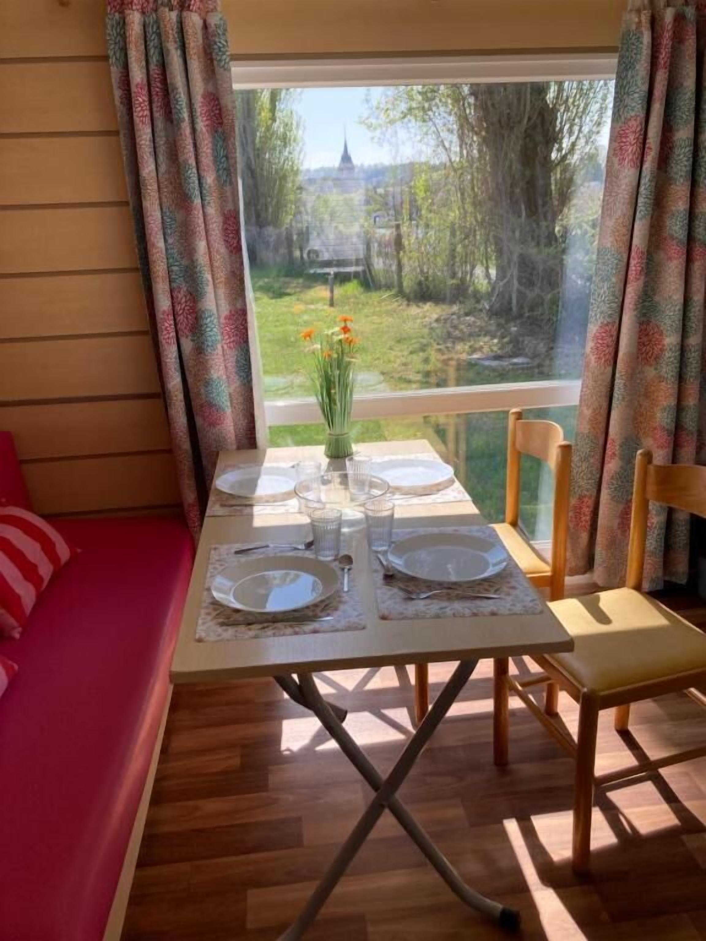 Basic Mobile Home, River View | Dining