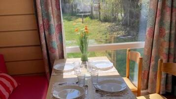 Basic Mobile Home, River View | Dining