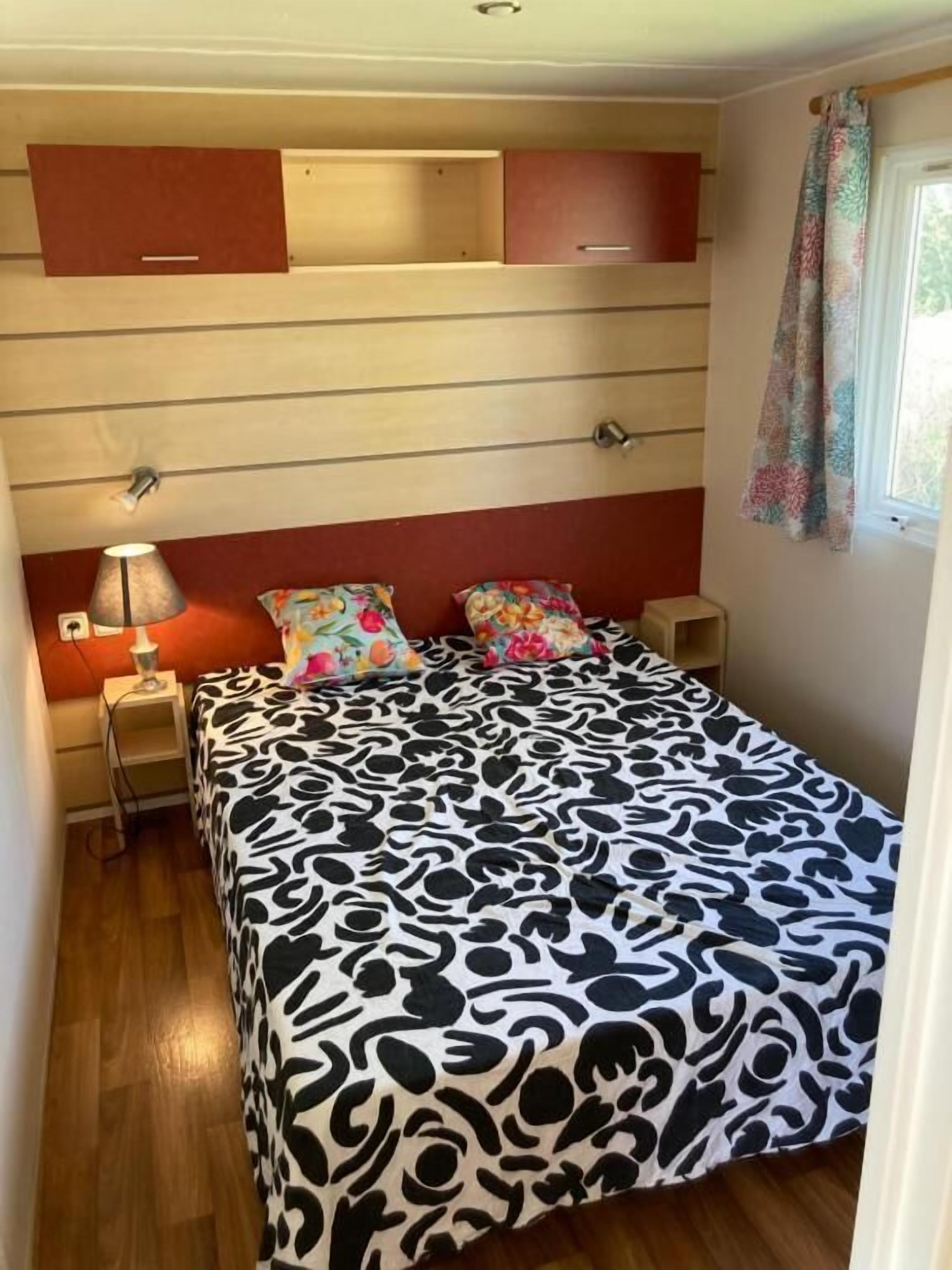 Basic Mobile Home, River View | Bed sheets