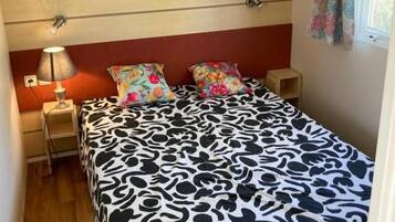 Basic Mobile Home, River View | Bed sheets